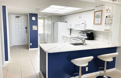 Indian Rocks Beach Condominio | 2BR/2BA Condo with Heated Pool & Private Beach Access
