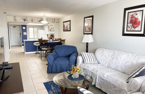 Indian Rocks Beach Condominio | 2BR/2BA Condo with Heated Pool & Private Beach Access