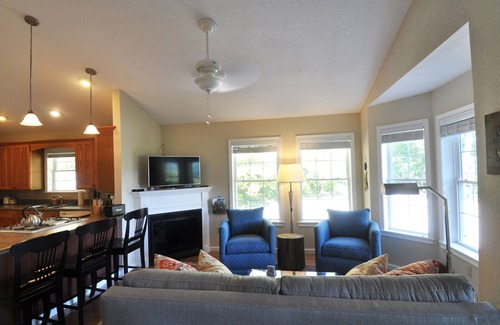 Robbinsville Cabaña | 2br, 2ba Cottage con vistas al lago Santeetlah y Natahala National Forest, bañera de hidromasaje
