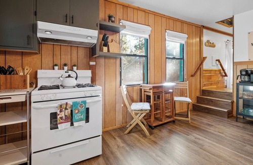 Peter Pan Cabina | 2BR/2BA Cozy Cabin in Big Bear w/Private Fence, Arcade, Spa, Near Forest & Lake