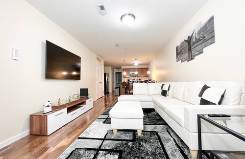 West Philadelphia Apartamento | 2BR/2BA Deluxe Gem. Prime Location. Mere 17mins to PHL Airport