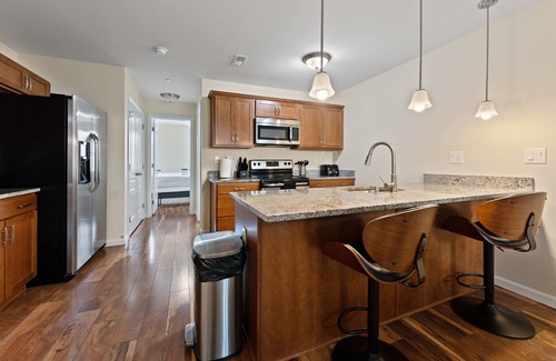 West Philadelphia Apartamento | 2BR/2BA Deluxe Gem. Prime Location. Mere 17mins to PHL Airport