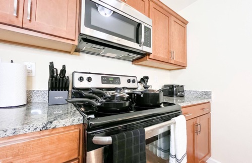 West Philadelphia Apartamento | 2BR/2BA Deluxe Gem. Prime Location. Mere 17mins to PHL Airport