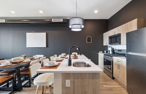 East Orange Apartamento | 2BR/2BA, King bd, Gym, Free Parking, 8min to Train