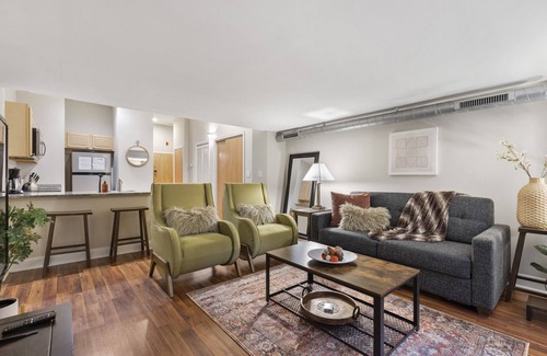 Newbold Condominio | 2BR/2BA Modern Apartment w Garden, Wifi, Gym, 24/7 FD, Central Location