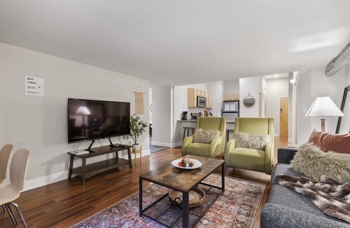 Newbold Condominio | 2BR/2BA Modern Apartment w Garden, Wifi, Gym, 24/7 FD, Central Location