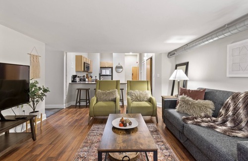 Newbold Condominio | 2BR/2BA Modern Apartment w Garden, Wifi, Gym, 24/7 FD, Central Location