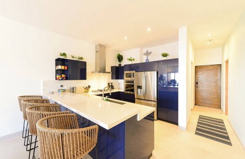 Cerritos Condominio | 2BR/2BA Oceanfront Lux Surf Condo in Los Cerritos w/ Pool, Gym, Hot Tub, Sauna