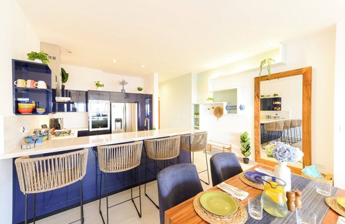 Cerritos Condominio | 2BR/2BA Oceanfront Lux Surf Condo in Los Cerritos w/ Pool, Gym, Hot Tub, Sauna