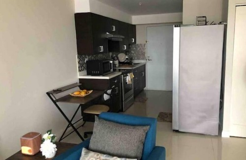 Portmore Apartamento | 2BR 2Bth: XL Balcony, 3 beds-Sleeps 5, Adult & Kiddie Pools, 24-hour security
