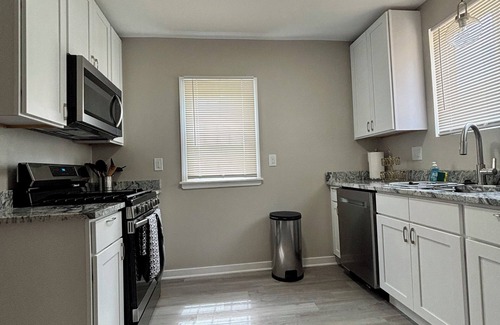 Detroit Casa | 2BR 3 Queen Kitchen Safe & Quiet 10 min from DWNTN smart’s tv wifi AC