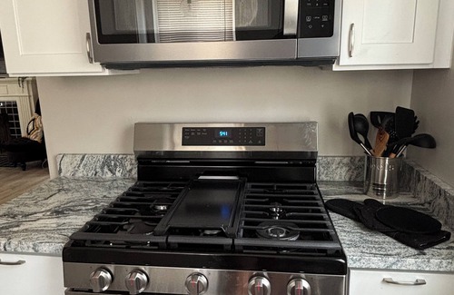 Detroit Casa | 2BR 3 Queen Kitchen Safe & Quiet 10 min from DWNTN smart’s tv wifi AC