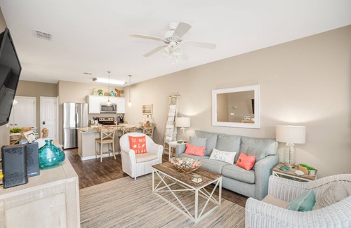 Corpus Christi Casa | 2BR/3B, Clean, Family Friendly, Pool, Walk to Beach. Weekly/Monthly Discounts.
