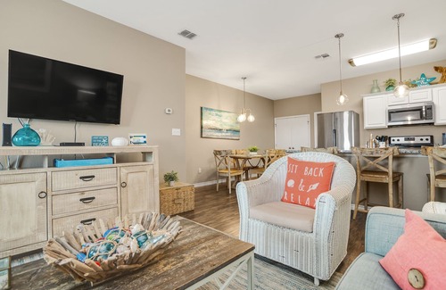 Corpus Christi Casa | 2BR/3B, Clean, Family Friendly, Pool, Walk to Beach. Weekly/Monthly Discounts.