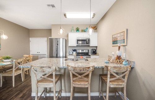 Corpus Christi Casa | 2BR/3B, Clean, Family Friendly, Pool, Walk to Beach. Weekly/Monthly Discounts.