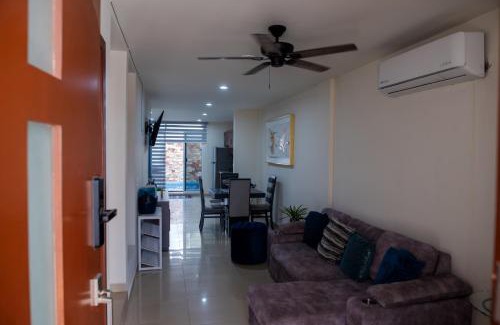 Ferrocarrilera Apartamento | 2BR-3BA Condo Block from Beach w Rooftop Jacuzzi