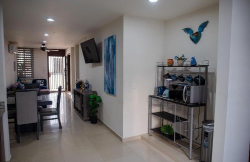 Ferrocarrilera Apartamento | 2BR-3BA Condo Block from Beach w Rooftop Jacuzzi