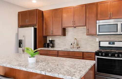 Chicago Apartamento | 2BR Airy Apt w/ Free Parking