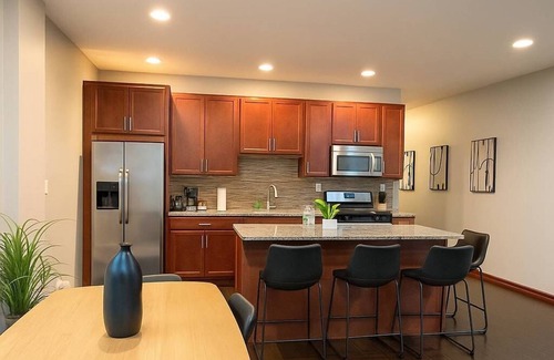 Chicago Apartamento | 2BR Airy Apt w/ Free Parking