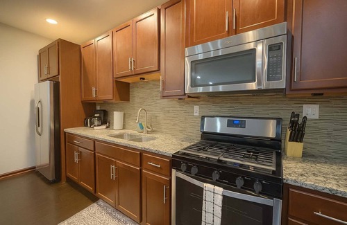 Chicago Apartamento | 2BR Airy Apt w/ Free Parking