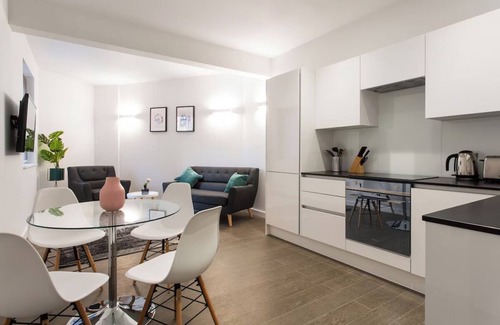 St Albans Apartamento | 2BR Apartment w/Fully Equipped Kitchen & Comfortable Beds for the Perfect Stay