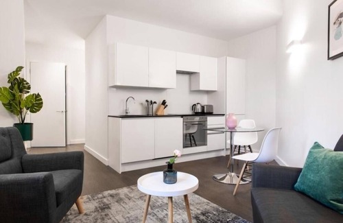 St Albans Apartamento | 2BR Apartment w/Fully Equipped Kitchen & Comfortable Beds for the Perfect Stay