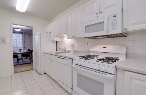 Aurora Highlands Apartamento | 2BR Apt in Crystal City W Seasonal Pool