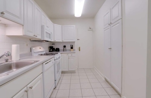 Aurora Highlands Apartamento | 2BR Apt in Crystal City W Seasonal Pool