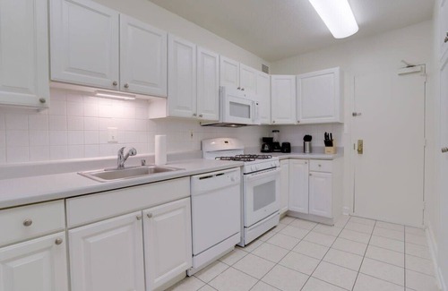 Aurora Highlands Apartamento | 2BR Apt in Crystal City W Seasonal Pool