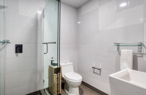 Zona Rio Apartamento | 2BR Apt w/a PVT Balcony & A/C: Gym+Lounge+Cinema