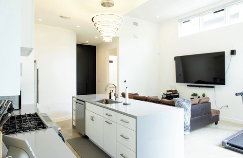 Galindo Casa | 2BR Austin Oasis: Downtown Views + EV Charging