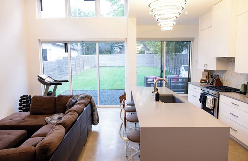 Galindo Casa | 2BR Austin Oasis: Downtown Views + EV Charging