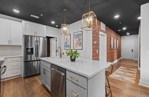 Talbot's Corner Apartamento | 2BR Bachelor Pad, Full Kitchen & Bath - Sleeps 9!