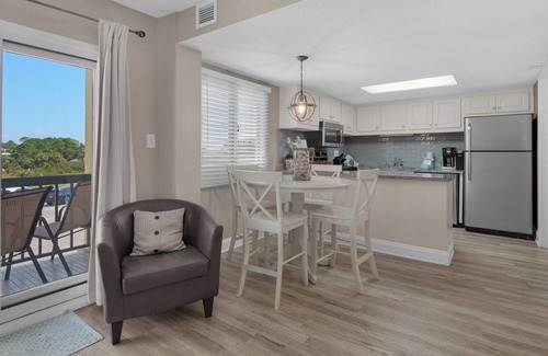 Sunnyside Condominio | 2BR Beachfront Condo | Prime Amenities + Free tickets: Dolphin Cruise & More!