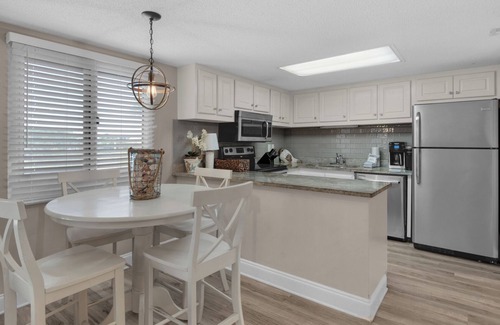 Sunnyside Condominio | 2BR Beachfront Condo | Prime Amenities + Free tickets: Dolphin Cruise & More!