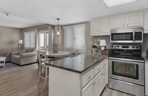 Sunnyside Condominio | 2BR Beachfront Condo | Prime Amenities + Free tickets: Dolphin Cruise & More!