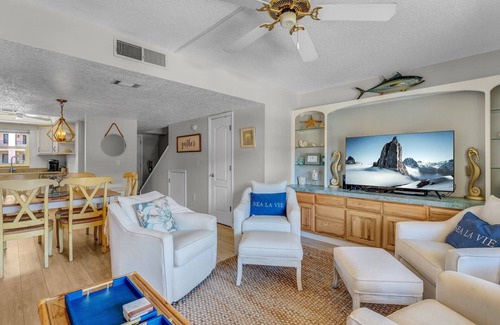 Avon By The Sea Condominio | 2BR Beachfront Condo with Pool BBQ & Steps To Pier!