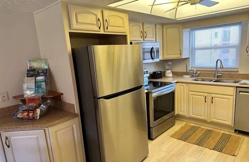 Avon By The Sea Condominio | 2BR Beachfront Condo with Pool BBQ & Steps To Pier!
