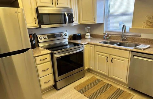 Avon By The Sea Condominio | 2BR Beachfront Condo with Pool BBQ & Steps To Pier!