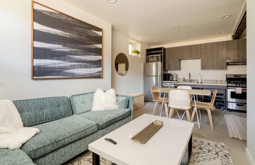 Belmont Apartamento | 2BR Bohemian Oasis ~ Food & Craft Beer Lovers