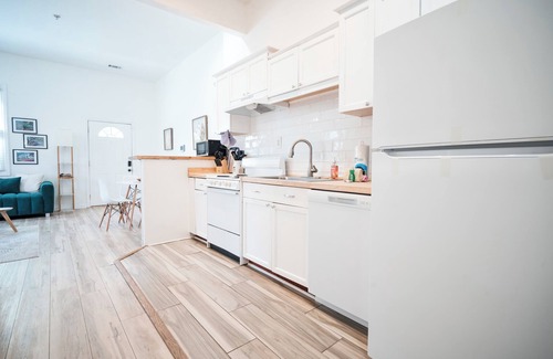 Thunderbolt Apartamento | 2BR Boho Chic Duplex, Savannah ・Near Tybee Island!