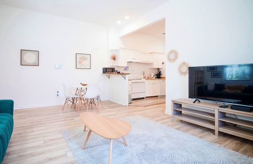 Thunderbolt Apartamento | 2BR Boho Chic Duplex, Savannah ・Near Tybee Island!