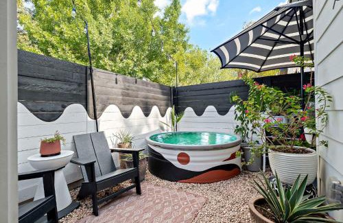 Holly Casa | 2BR Bungalow Near Lady Bird Lake & Rainey Street