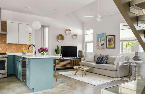 Holly Casa | 2BR Bungalow Near Lady Bird Lake & Rainey Street