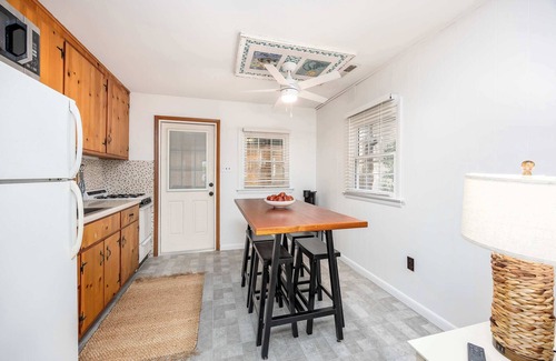 Caine Woods Casa | 2BR Bungalow -patio space-dog friendly- sleeps 4