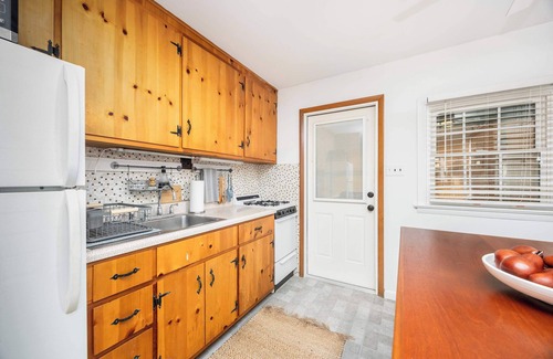 Caine Woods Casa | 2BR Bungalow -patio space-dog friendly- sleeps 4