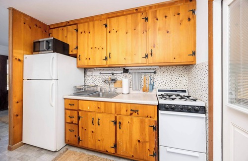 Caine Woods Casa | 2BR Bungalow -patio space-dog friendly- sleeps 4