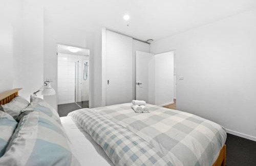 Abbotsford Apartamento | 2BR by the Park n Train Walk to River n Golf Bike