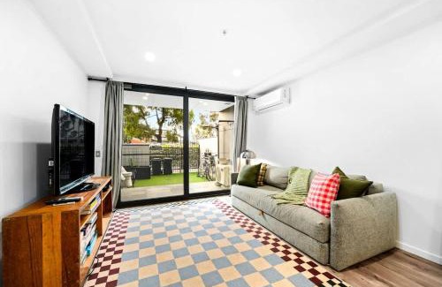 Abbotsford Apartamento | 2BR by the Park n Train Walk to River n Golf Bike
