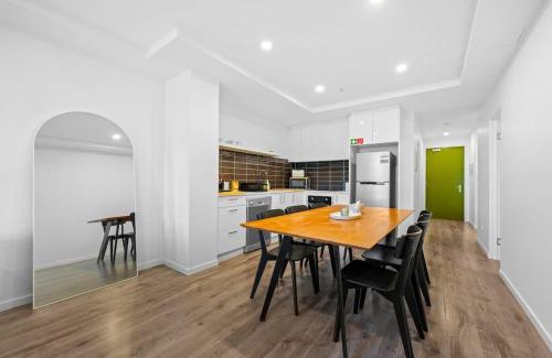 Abbotsford Apartamento | 2BR by the Park n Train Walk to River n Golf Bike